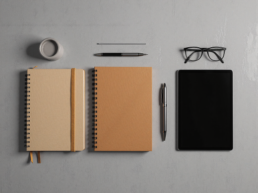 办公用品套装，包含笔记本和文具，摆放在木质办公桌上，专业商务风格